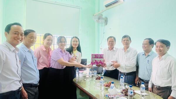 THƯỜNG TRỰC ĐẢNG ỦY XÃ MỎ CÀY THĂM, CHÚC MỪNG NHÂN KỶ NIỆM 77 NĂM NGÀY THÀNH LẬP NGÀNH KIỂM TRA ĐẢNG 16/10