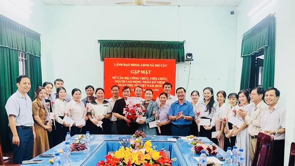 LÃNH ĐẠO HĐND, UBND XÃ MỎ CÀY GẶP MẶT NỮ CÁN BỘ, CÔNG CHỨC, VIÊN CHỨC NHÂN NGÀY PHỤ NỮ VIỆT NAM 20/10