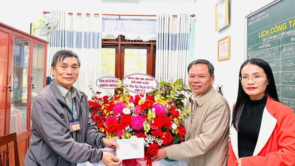 LÃNH ĐẠO XÃ MỎ CÀY THĂM, CHÚC MỪNG CÁC TRƯỜNG HỌC NHÂN KỶ NIỆM 43 NĂM NGÀY NHÀ GIÁO VIỆT NAM