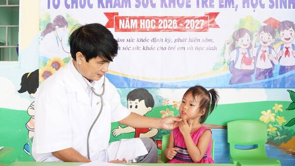 XÃ MỎ CÀY TỔ CHỨC KHÁM SỨC KHỎE ĐẦU NĂM CHO HỌC SINH