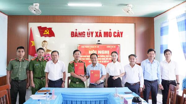 XÃ MỎ CÀY BÀN GIAO NHIỆM VỤ CƠ QUAN THƯỜNG TRỰC BAN CHỈ ĐẠO VỀ KHOA HỌC, CÔNG NGHỆ VÀ CHUYỂN ĐỔI SỐ