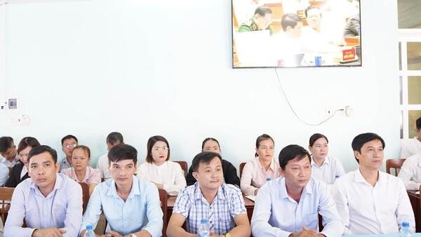 XÃ MỎ CÀY THAM DỰ HỘI NGHỊ TOÀN QUỐC NGHIÊN CỨU, HỌC TẬP, QUÁN TRIỆT VÀ TRIỂN KHAI THỰC HIỆN NGHỊ QUYẾT HỘI NGHỊ LẦN THỨ TƯ BAN CHẤP HÀNH TRUNG ƯƠNG ĐẢNG KHÓA XIV