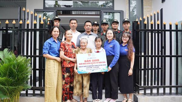 XÃ MỎ CÀY: BÀN GIAO NGÔI NHÀ KHĂN QUÀNG ĐỎ