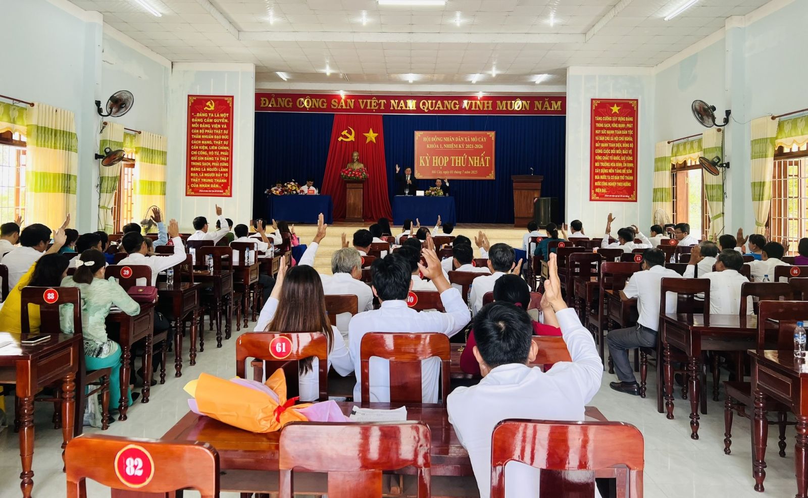 Đại biểu biểu quyết nội dung hội nghị