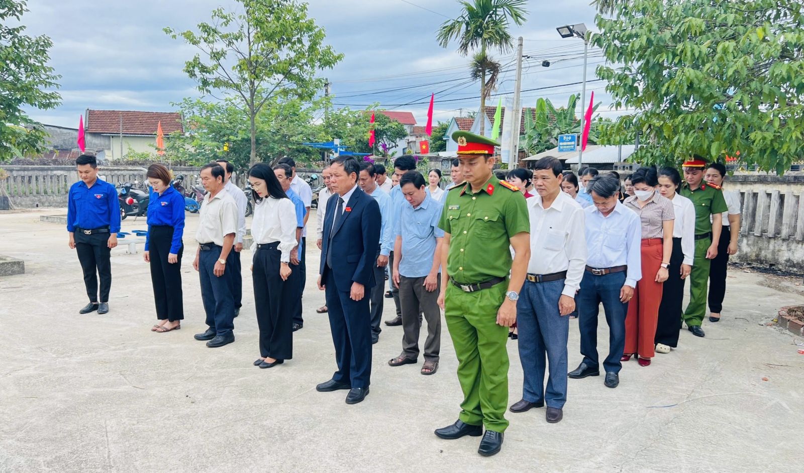 Quang cảnh của Lễ viếng và dâng hương tại các nghĩa trang liệt sĩ